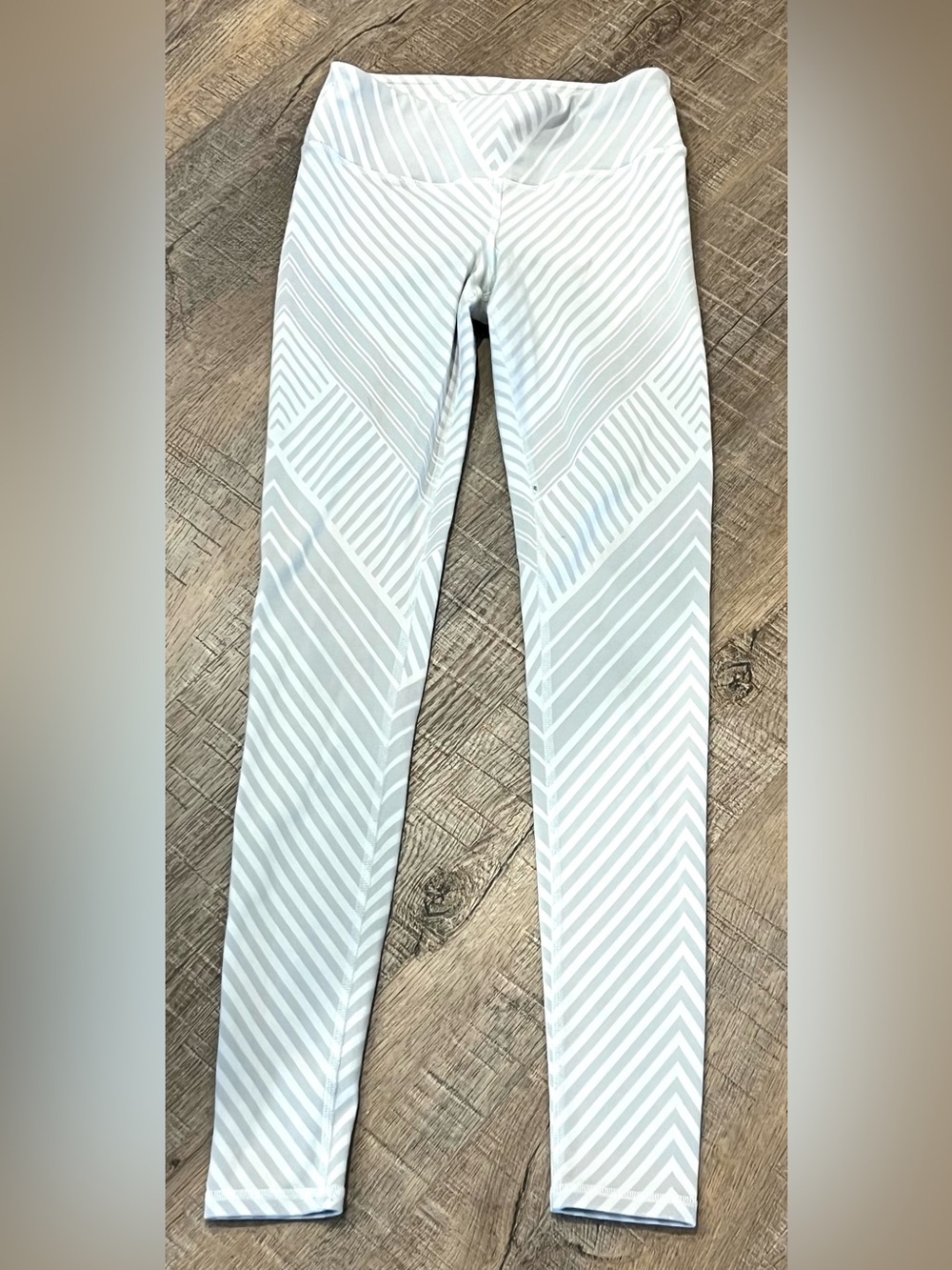 ALO woman’s xs Yoga Gray and White Leggings workout pants
